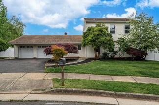 8 Juniper Ct, Edison, NJ 08820