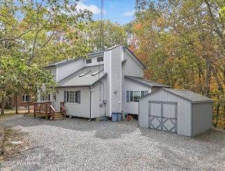 212 Eastwood Dr, Greentown, PA 18426