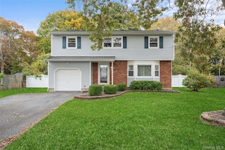 2129 Sycamore Ave, Ronkonkoma, NY 11779