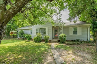 704 Summit Rd, High Point, NC 27265