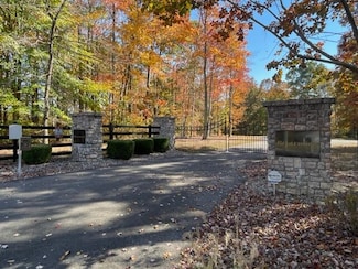 19 Five Points Dr, Russell Springs, KY 42642