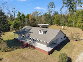 4700 Honeysuckle Ln, Marianna, FL 32446