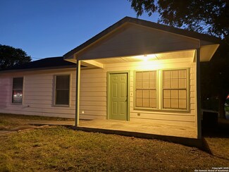 902 Saint Mary St, Kenedy, TX 78119