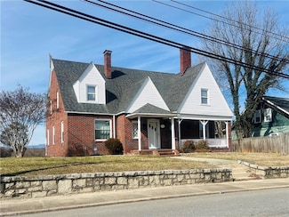 612 Rockford St, Mount Airy, NC 27030