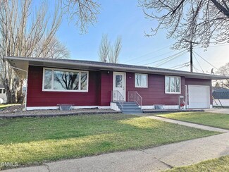 609 4th St E, Harvey, ND 58341