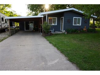 1220 N 2nd St, Manchester, IA 52057