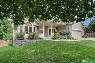 605 Fleetwood Dr, Papillion, NE 68133