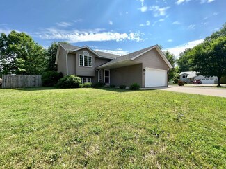 320 Falcon Dr, Mankato, MN 56001