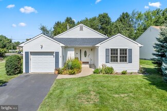 2 Holiday Ct, Ewing, NJ 08638