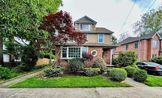 36 Harding Ave Unit 2nd Floor, Roslyn Heights, NY 11577