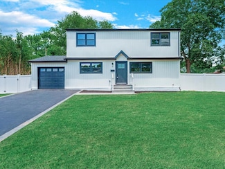 25 Riverdale Ave, Oakdale, NY 11769