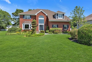 17 Pheasant Run Ln, Dix Hills, NY 11746