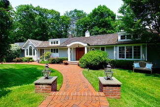 100 Gristmill Ln, Manhasset, NY 11030