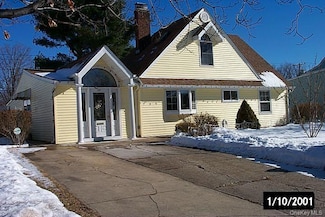 69 Cottonwood Ln, Westbury, NY 11590