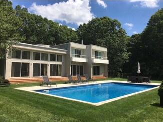 10 Fox Hollow Dr, East Quogue, NY 11942