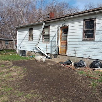 2013 Maplewood Dr, Cedar Falls, IA 50613
