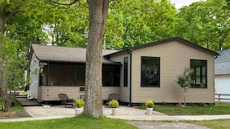 306 Antrim St, Charlevoix, MI 49720