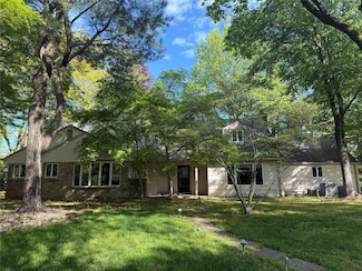 17 Hilltop Dr W, Great Neck, NY 11021