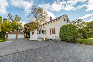 34 Flanders St, Auburn, ME 04210