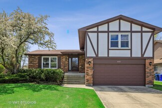 680 Queenswood Ln, Wheaton, IL 60189