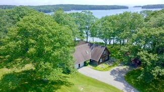34 Indian Point Rd, Waldoboro, ME 04572