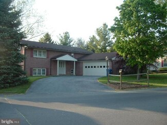 13510 Paradise Dr, Hagerstown, MD 21742