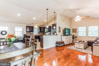 285 Oaktree Dr, Levittown, PA 19055