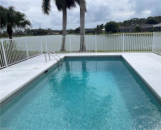 592 Crossfield Cir, Naples, FL 34104