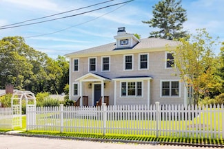 5 Pine Tree Ln, Vineyard Haven, MA 02568