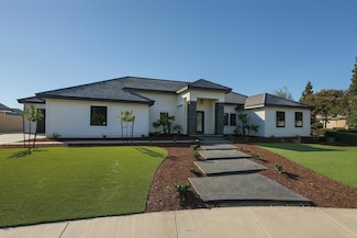 1701 S Crumal St, Visalia, CA 93292