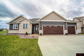 324 324 Oak Marsh Dr, Mankato, MN 56001