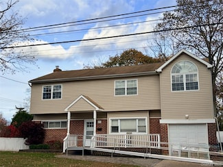 77 Marvin Ln, ComMacK, NY 11725