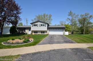 4856 Clinton Way Dr, Waterford, MI 48328