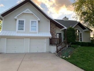 902 Dogwood Dr, Raymore, MO 64083