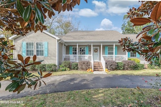 805 E Leonard St, Southport, NC 28461