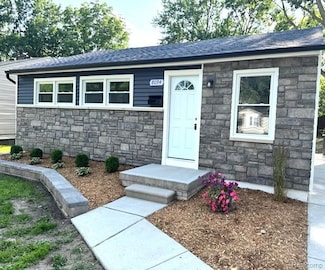8094 Elm St, Taylor, MI 48180
