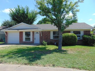 400 Redbud Ln, Wilmer, TX 75172
