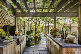 560 Columbia St, Hudson, NY 12534