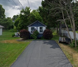 7084 Lakeshore Rd, Cicero, NY 13039