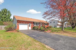 6 Concord Dr, Schenectady, NY 12309