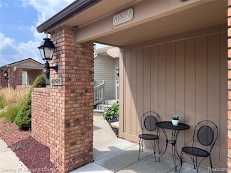 61958 Ticonderoga Dr, South Lyon, MI 48178