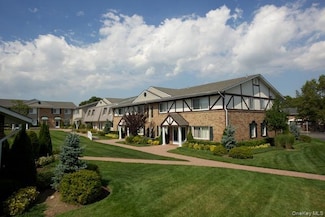 4 Starlight Walk Unit 4, Holbrook, NY 11741