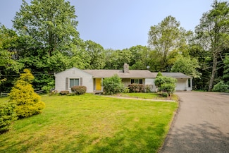 11 Walker Ln, Woodbridge, CT 06525