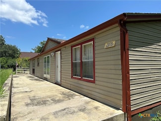1125 Burges St, Seguin, TX 78155