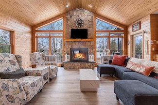 7749 Mulberry Ln, Charlevoix, MI 49720