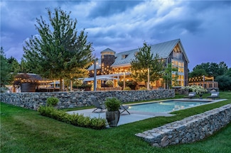 230 Briarwood Ln, Portsmouth, RI 02871