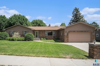 836 N Maplewood Dr, Madison, SD 57042
