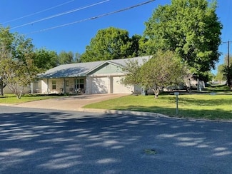 514 W Hackberry St, Fredericksburg, TX 78624