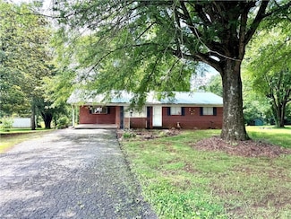 127 Forest Oaks Dr, Dobson, NC 27017