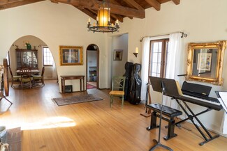 809 Ridgecrest Dr SE, Albuquerque, NM 87108